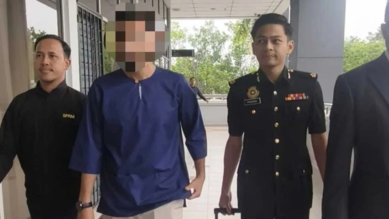 Pendakwah bebas yang juga pempengaruh agama terkenal tiba di Mahkamah Sesyen Seremban pada Rabu untuk berdepan pertuduhan menyeleweng dana NGO bernilai hampir RM13 juta._Sinar Harian