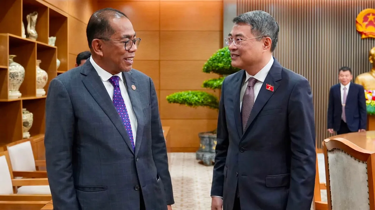 𝐏𝐄𝐑𝐓𝐄𝐌𝐔𝐀𝐍 𝐁𝐄𝐑𝐒𝐀𝐌𝐀 𝐏𝐄𝐑𝐃𝐀𝐍𝐀 𝐌𝐄𝐍𝐓𝐄𝐑𝐈 𝐕𝐈𝐄𝐓𝐍𝐀𝐌 Mengadakan pertemuan dengan Perdana Menteri Vietnam, TYT Lê Minh Hưng, sempena lawatan rasmi saya ke Vietnam. Malaysia mempunyai hubungan pertahanan yang erat dengan Vietnam dan menganggap Vietnam sebagai rakan yang dipercayai serta diyakini. Kedua-dua negara turut berkongsi pandangan strategik yang sama serta berpegang kepada prinsip ASEAN, dengan dialog dan diplomasi sebagai asas dalam mengekalkan keamanan dan kestabilan serant