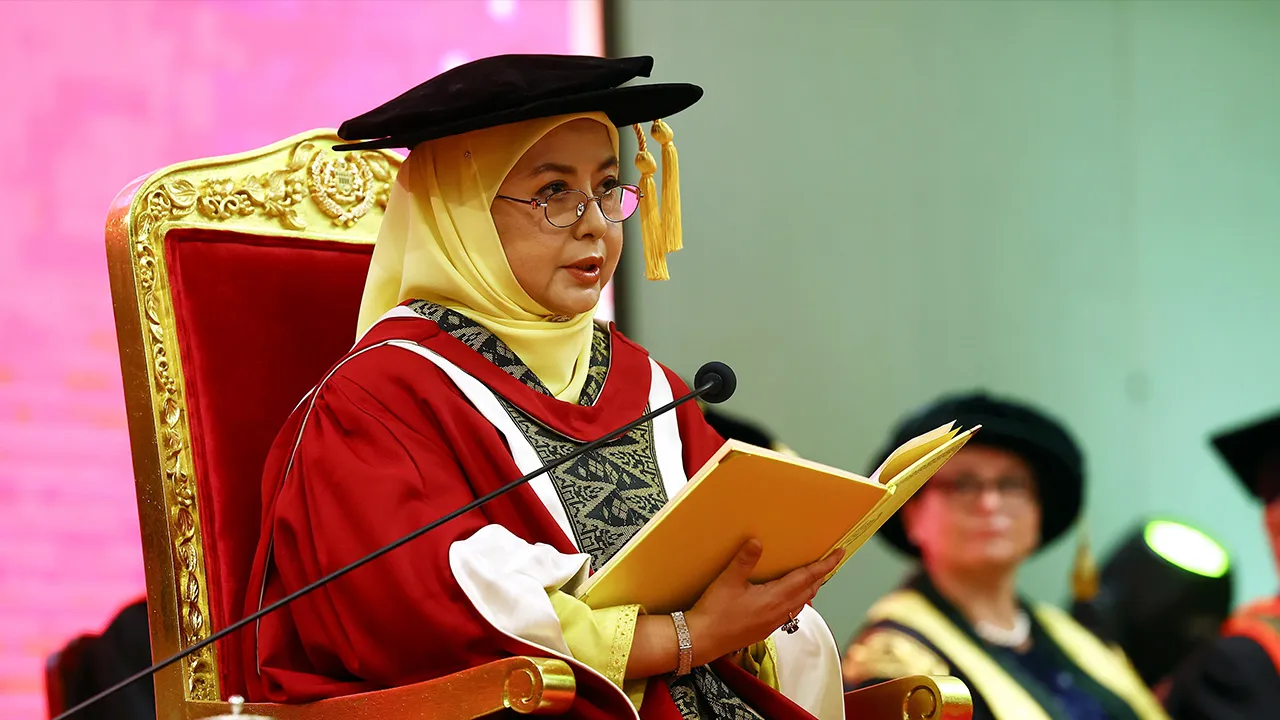 JOHOR BAHRU, 1 Ogos -- Raja Permaisuri Agong Raja Zarith Sofiah berkenan bertitah pada Majlis Graduation University of Reading Malaysia ke-10 di sebuah hotel hari ini.  --fotoBERNAMA(2026) HAK CIPTA TERPELIHARA