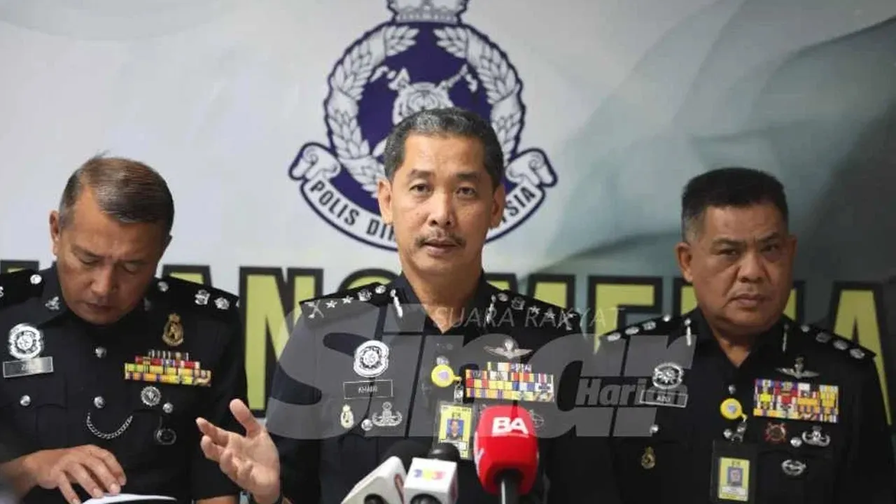 Mohd Khairi (tengah) ketika sidang akhbar di Ibu Pejabat Polis Kontinjen (IPK) Terengganu pada Isnin._Sinar Harian