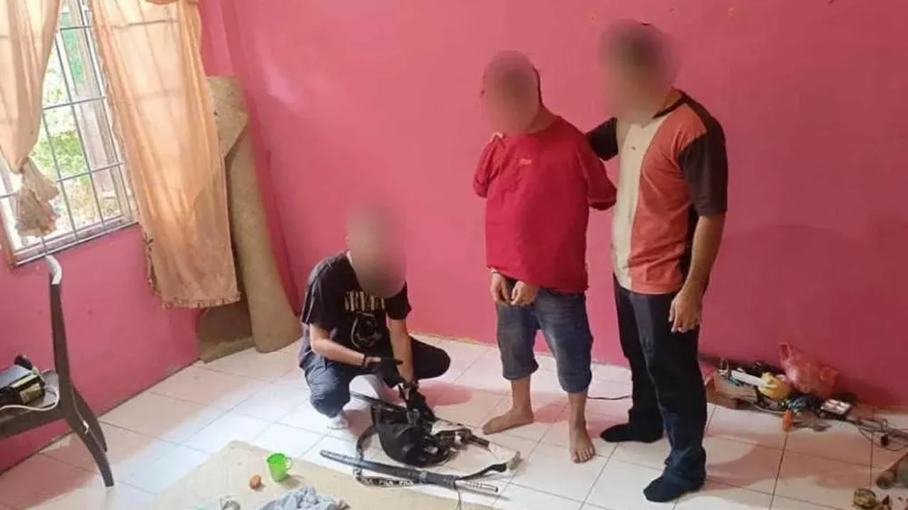Pemeriksaan lanjut di dalam bilik suspek menemukan sepucuk senjata api dipercayai senapang angin, sebilah pedang samurai dan 80 biji guli dipercayai digunakan sebagai peluru. Foto IPD Mukah -- SINAR HARIAN