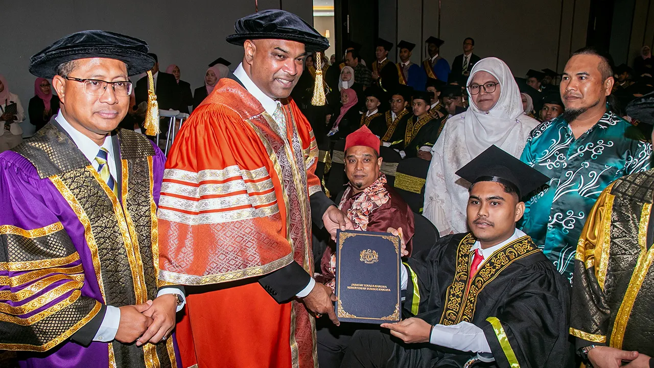 PUTRAJAYA, 4 Ogos -- Menteri Sumber Manusia Datuk Seri R. Ramanan (tengah) menyampaikan diploma kepada salah seorang graduan yang bertidakemampuan pada Istiadat Konvokesyen Kolej Teknologi Termaju (Adtec) Jabatan Tenaga Manusia (JTM) kali ke-29 hari ini.  Sesi pertama Istiadat Konvokesyen Adtec JTM ini melibatkan 637 graduan daripada keseluruhan kira-kira 1,400 graduan yang diraikan hari ini.  -- fotoBERNAMA (2026) HAK CIPTA TERPELIHARA
