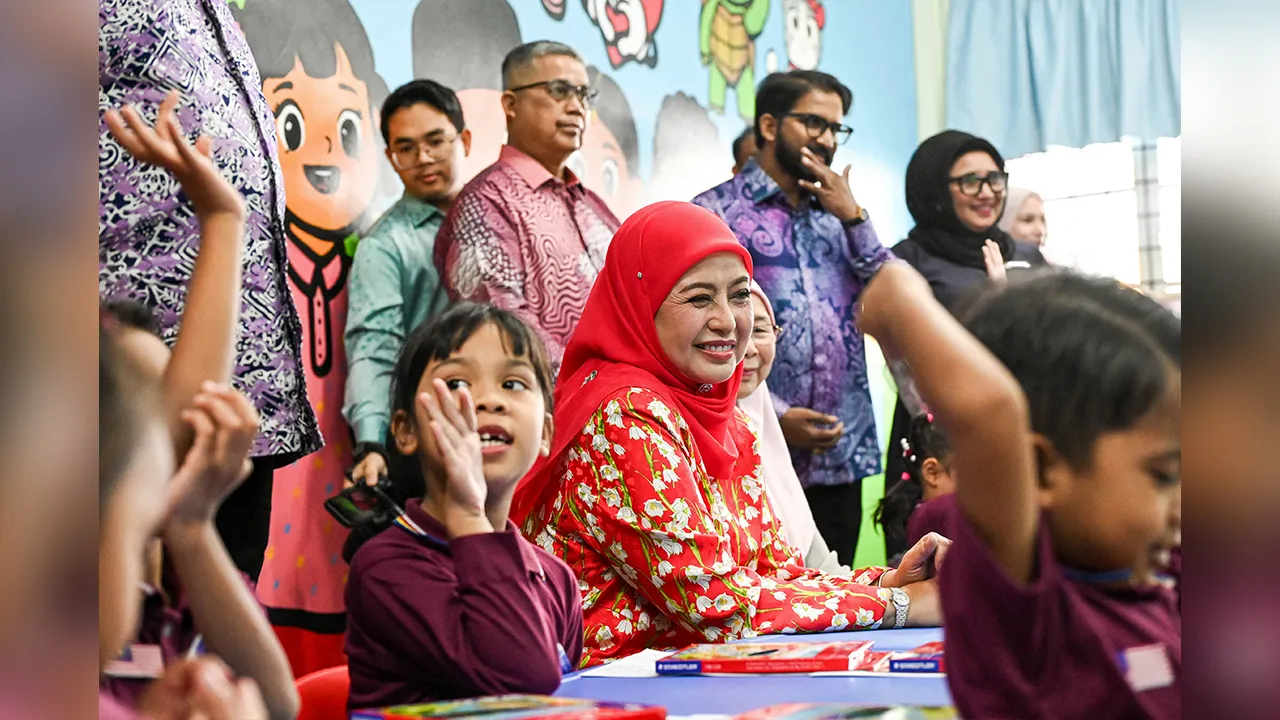 KUALA LUMPUR, 27 Ogos -- Raja Permaisuri Agong Raja Zarith Sofiah berkenan melawat ke ruang kelas bagi menyaksikan Simulasi Pembelajaran Modul Integriti Kanak-Kanak (MIKa) serta beramah mesra dengan murid-murid pada pelancarannya di Tabika Perpaduan Taman Bukit Cheras, hari ini.  --fotoBERNAMA (2026) HAK CIPTA TERPELIHARA