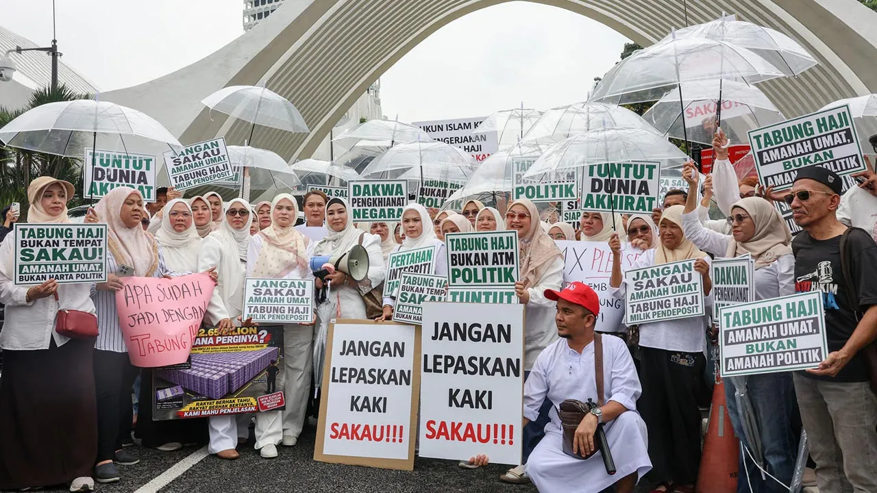 Kuala Lumpur , 11 Ogos 2026. Orang ramai berhimpun di Parlimen berikutan Himpunan Solidariti Laporan RCI Lembaga Tabung Haji bersempena dengan perbahasan Laporan Suruhanjaya Siasatan Diraja (RCI) berkaitan Lembaga Tabung Haji Di Dewan Rakyat Parlimen  .Astro AWANI / SHAHIR OMAR