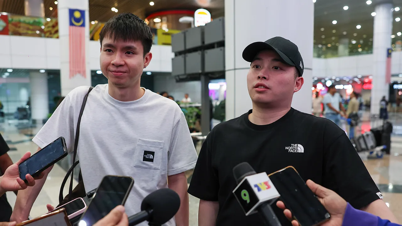 SEPANG, 25 Ogos –- Beregu badminton lelaki negara Aaron Chia Aaron Chia (kanan) dan Soh Wooi Yik ditemu bual pemberita sebaik tiba di Lapangan Terbang Antarabangsa Kuala Lumpur (KLIA) hari ini.  Aaron dan Wooi Yik tiba di tanah air selepas menjadi naib juara di Kejohanan Badminton Dunia 2026 yang berlangsung di New Delhi, India.  -- fotoBERNAMA (2026) HAK CIPTA TERPELIHARA