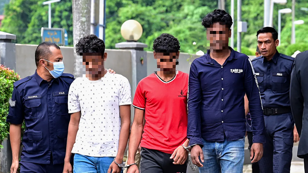 CHUKAI, 12 Ogos -- Tiga pelarian Myanmar yang ditahan bagi membantu siasatan kes seksual melibatkan seorang wanita orang kurang upaya (OKU) berusia 23 tahun di Mahkamah Majistret Kemanan hari ini.  Ketua Polis Daerah Kemaman Superintenden Mohd Razi Mohd Rosli berkata perintah sambung reman terhadap ketiga-tiga suspek itu dikeluarkan oleh Majistret Mahkamah Kemaman Marsha Abdul Malik hari ini dan berkuat kuasa esok hingga Isnin depan.  --fotoBERNAMA (2026) HAK CIPTA TERPELIHARA