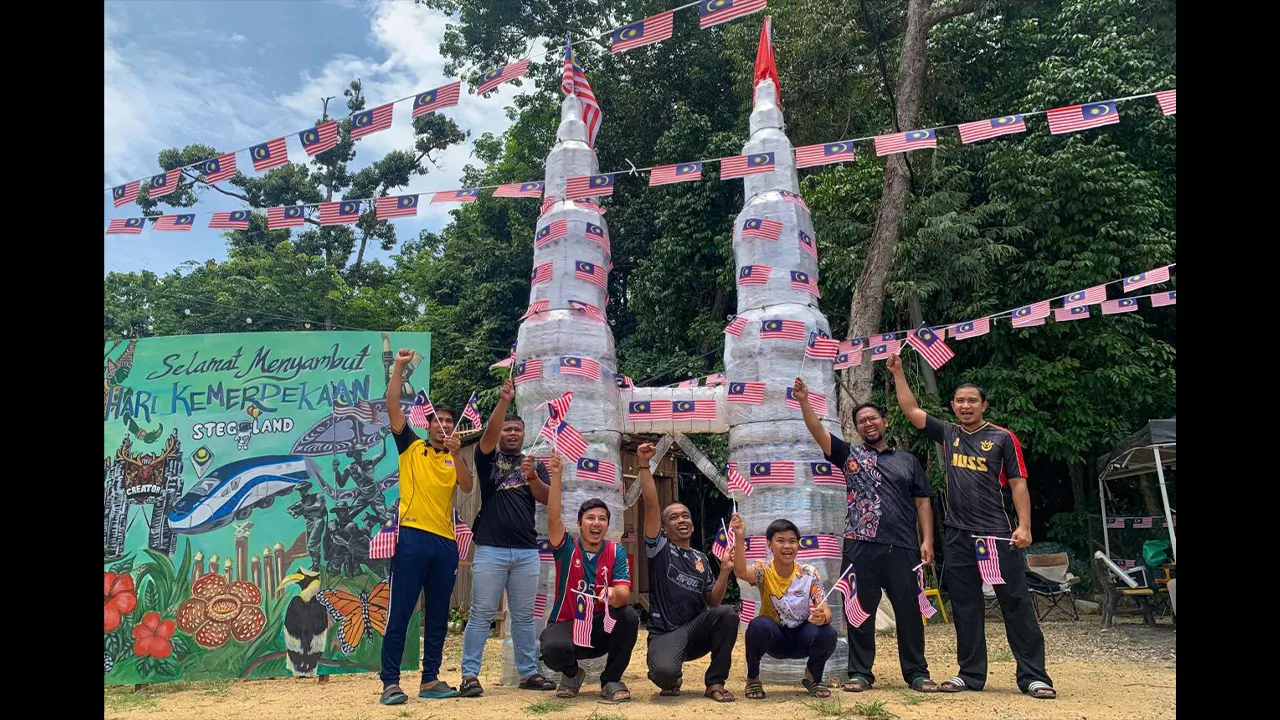 KOTA BHARU, 30 Ogos -- Penduduk melaungkan "Merdeka" di hadapan replika Menara Berkembar Petronas yang dihiasi Jalur Gemilang bagi menghangatkan sambutan Hari Kebangsaan ke-69 di Kampung Machang Limbat, Pasir Tumboh hari ini.