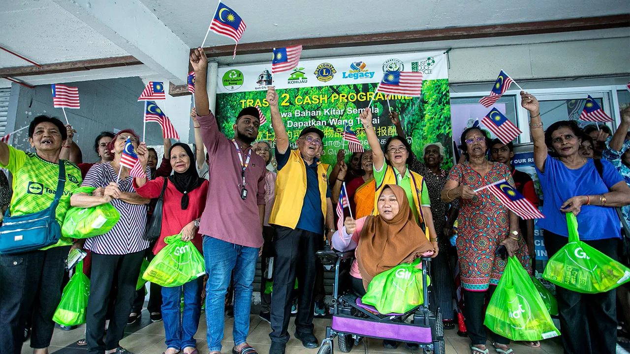 IPOH, 28 Ogos -- Presiden Ipoh City Watch (ICW) Dr Richard Ng (hadapan,lima,kiri) bergambar bersama penduduk Pangsapuri Kinta Heights sempena Program Merdeka Trash4Food cum Humanitarian Hunger Relief and Health Talk Programme di Pejabat ICW, Kinta Heights di sini, hari ini._BERNAMA