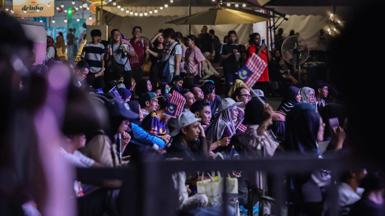PUTRAJAYA, 30 Ogos -- Orang ramai membanjiri kawasan RIUH Merdeka sempena Ambang Merdeka di Putrajaya malam ini bagi meraikan detik menjelang sambutan Hari Kebangsaan 2026.