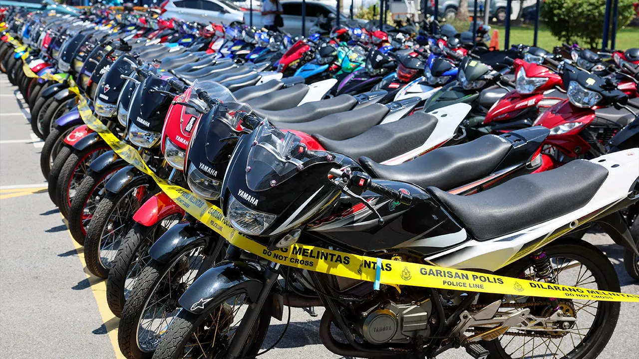 KUALA TERENGGANU, 3 Ogos -- Pelbagai jenis motosikal yang memiliki pelbagai kesalahan disita oleh polis menerusi operasi sepanjang himpunan RXZ Members 8.0 di Ibu Pejabat Polis Kontinjen (IPK) Terengganu hari ini.