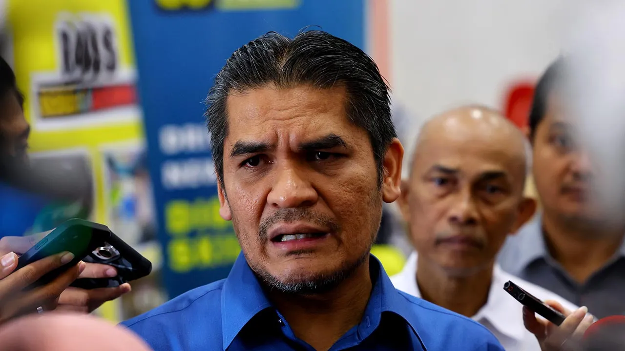PUTRAJAYA, 29 Okt -- Menteri Kanan Pendidikan Datuk Dr Radzi Jidin menjawab pertanyaan media selepas Majlis Pelancaran Bengkel Penulisan Cerpen dan Penerbitan Antologi Cerpen Penulis Cilik Peringkat Kebangsaan di SMK Putrajaya Presint 16 (1) hari ini.  --fotoBERNAMA (2022) HAK CIPTA TERPELIHARA