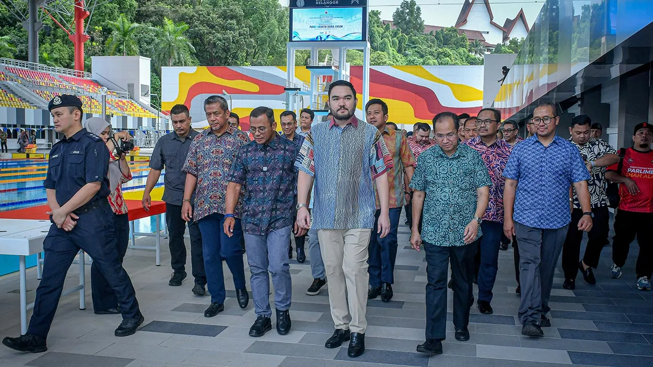 SHAH ALAM, 8 Ogos -- Raja Muda Selangor Tengku Amir Shah (tengah) berkenan berangkat pada Majlis Penjenamaan Semula Akuatik Selangor di Seksyen 13 hari ini.  Turut hadir Menteri Besar Selangor Datuk Seri Amirudin Shari (tiga, kiri).  -- fotoBERNAMA (2026) HAK CIPTA TERPELIHARA