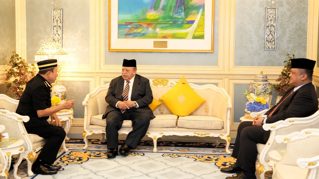 Raja Perlis terima menghadap Ketua Pesuruhjaya SPRM. Sumber: ISTANA ARAU