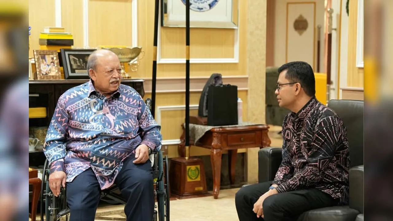 Raja Perlis, Tuanku Syed Sirajuddin Jamalullail berkenan menerima sembah mengadap Menteri Ekonomi, Datuk Akmal Nasrullah Mohd Nasir
