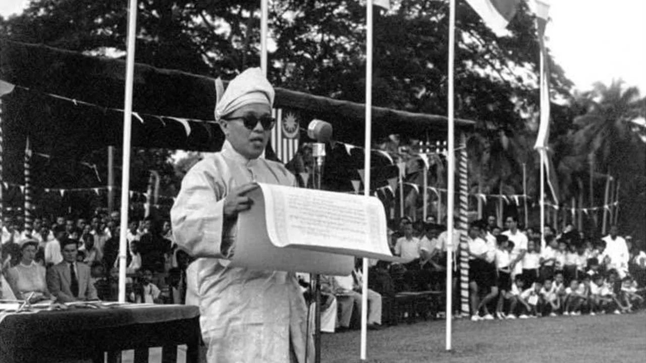 Arwah atuk saya, Raja Zainal Abidin, merupakan Setiausaha Kerajaan Negeri Perlis pada tahun 1957. Ketika Tunku Abdul Rahman mengisytiharkan kemerdekaan di Kuala Lumpur, arwah diberi tanggungjawab mengisytiharkan Kemerdekaan di Perlis. -- IG Tengku Zafrul Aziz
