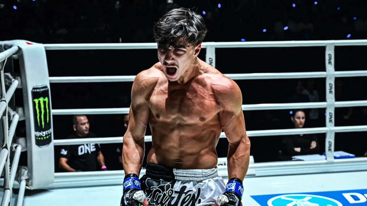 Petarung dari Lubnan, Ramadan Ondash, tidak dapat menahan kegembiraan selepas melakar kemenangan ke atas jaguh muay thai negara, Johan Ghazali, dalam saingan The Inner Cirle di Stadium Lumpinee, Bangkok, sebentar tadi._Stadium Astro