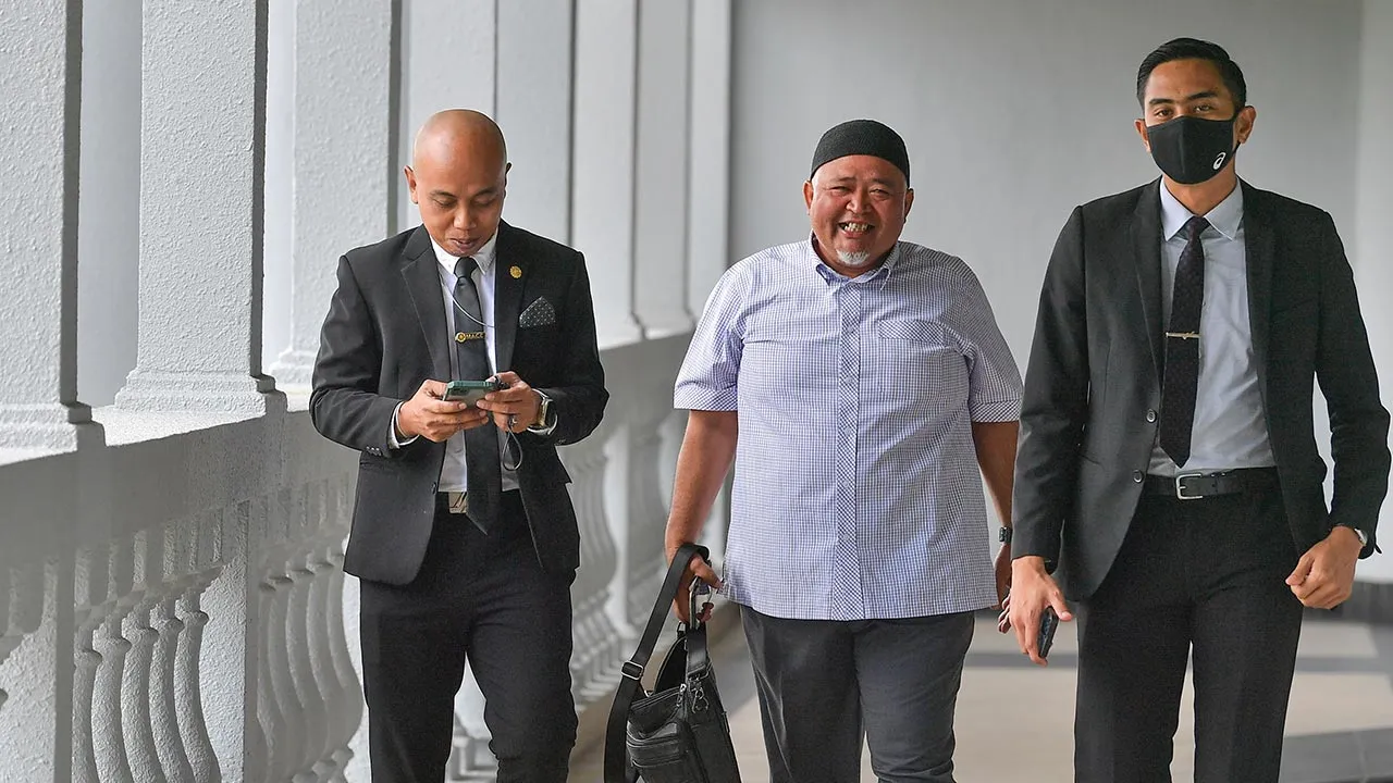 KUALA LUMPUR, 20 Nov -- Bekas Setiausaha Politik kepada Menteri Besar Kedah, Mohamad Hilmi Abdul Wahab dihadapkan ke Mahkamah Sesyen hari ini, atas dua pertuduhan meminta dan menerima suapan berkaitan projek perlombongan unsur Nadir Bumi (REE) di sekitar negeri itu, Julai lepas.  Mohamad Hilmi, 50, mengaku tidak bersalah selepas kedua-dua pertuduhan terhadapnya dibacakan di hadapan Hakim Suzana Hussin.  --fotoBERNAMA (2023) HAK CIPTA TERPELIHARA