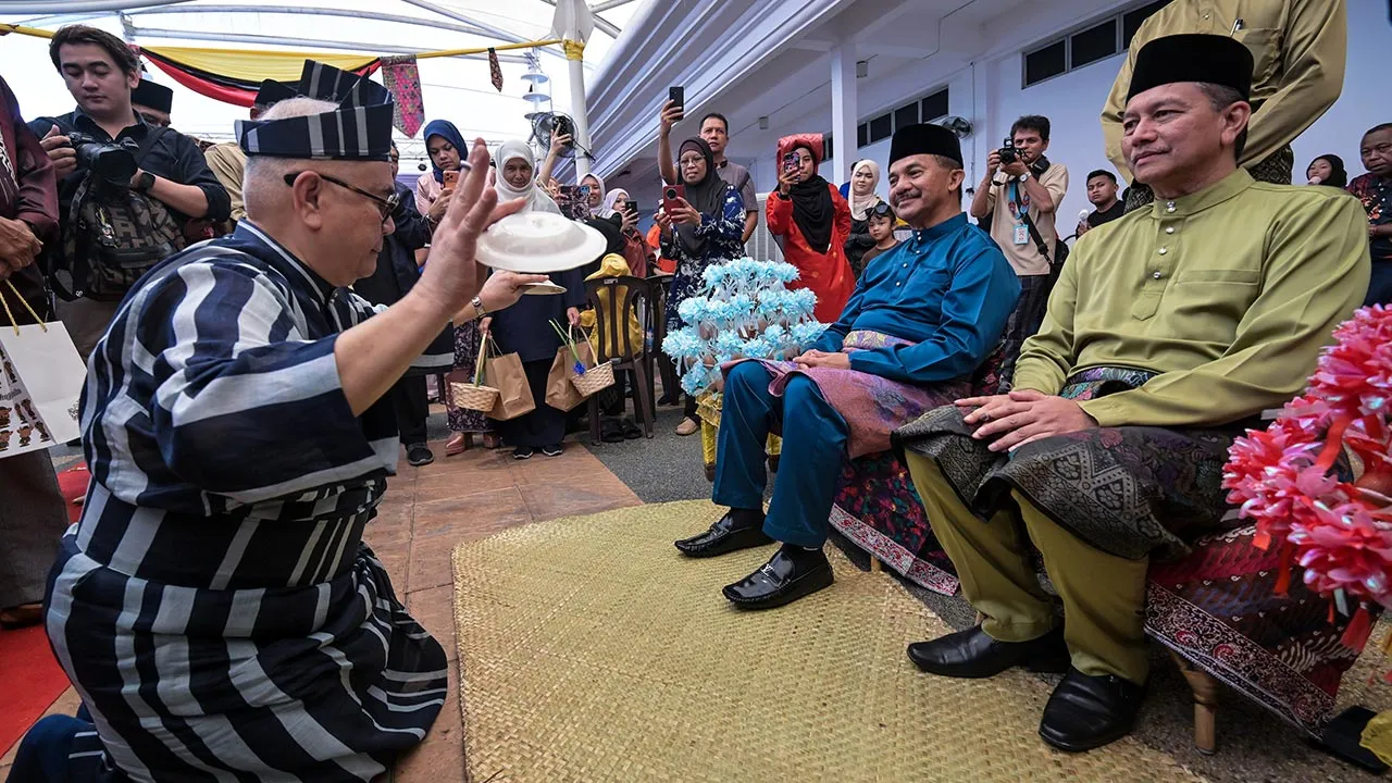 KUALA LUMPUR, 8 Ogos -- Pengerusi Jawatankuasa Bertindak Pelancongan, Kesenian, Kebudayaan dan Warisan Negeri Sembilan, Datuk Razali Abu Samah (duduk kiri) melihat persembahan tarian piring pada Majlis Pra-Pelancaran Perpatih Fest di Dataran Muzium Negara hari ini.  Turut sama Pengarah Lembaga Muzium Negeri Sembilan, Datuk Aziz Mohd Gorip (kanan).  --fotoBERNAMA (2026) HAK CIPTA TERPELIHARA