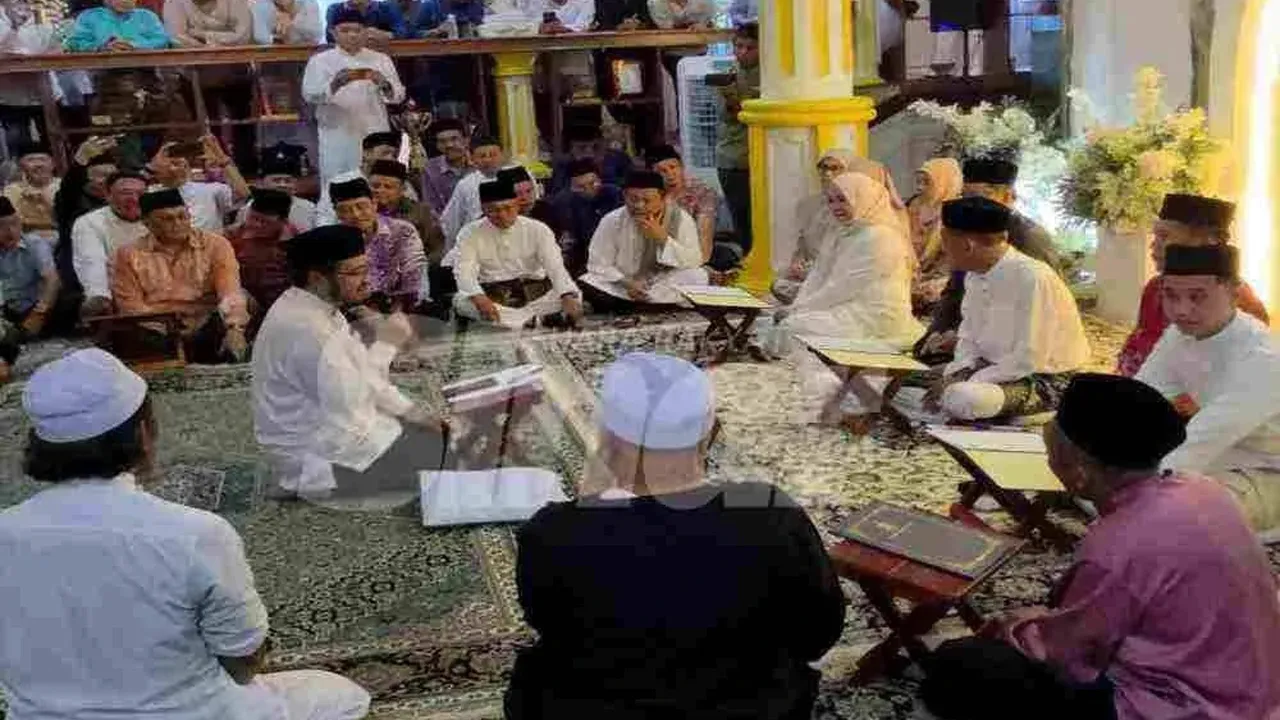 KUDAT - Ahli Dewan Undangan Negeri (ADUN) Pitas, Datuk Seri Ruddy Awah bersama isteri dan anaknya secara rasmi memeluk Islam selepas melafazkan dua kalimah syahadah di kediaman mereka di Kampung Salimpodon Laut, Pitas, di sini, pada Ahad._Sinar Harian