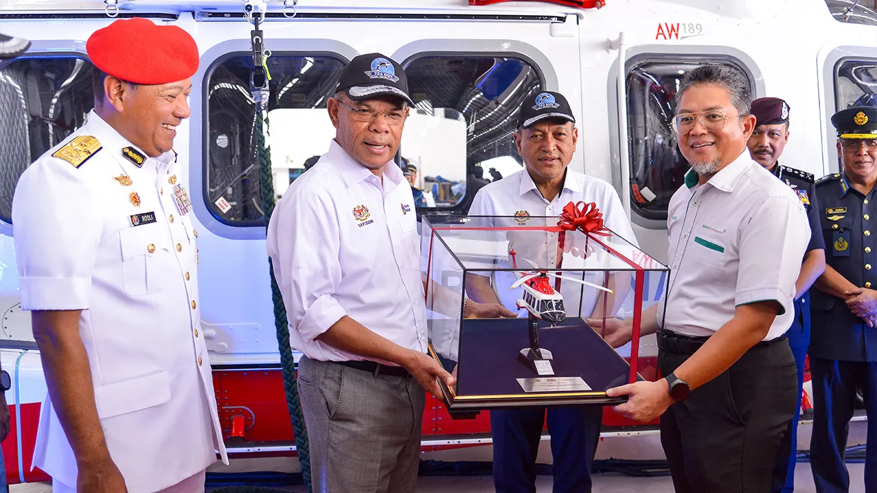 KUALA LUMPUR, 13 Ogos -- Menteri Dalam Negeri Datuk Seri Saifuddin Nasution Ismail (dua,kiri) menerima replika Helikopter AW189 daripada Pengarah Urusan Galaxy Aerospace Malaysia Sdn Bhd Datuk Shamsul Kamar Shamsudin (kanan) pada Majlis Penerimaan Helikopter AW189 Maritim Malaysia di Stesen Udara Maritim Subang, hari ini._BERNAMA