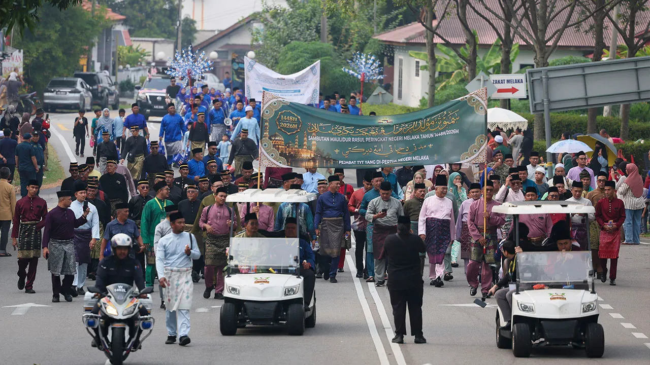 MELAKA, 25 Ogos -- Kira-kira 101 kontinjen melibatkan hampir 7,000 peserta menyertai perarakan sempena Sambutan Maulidur Rasul Peringkat Negeri Melaka Tahun 1448H/2026M di Bukit Baru, hari ini._BERNAMA