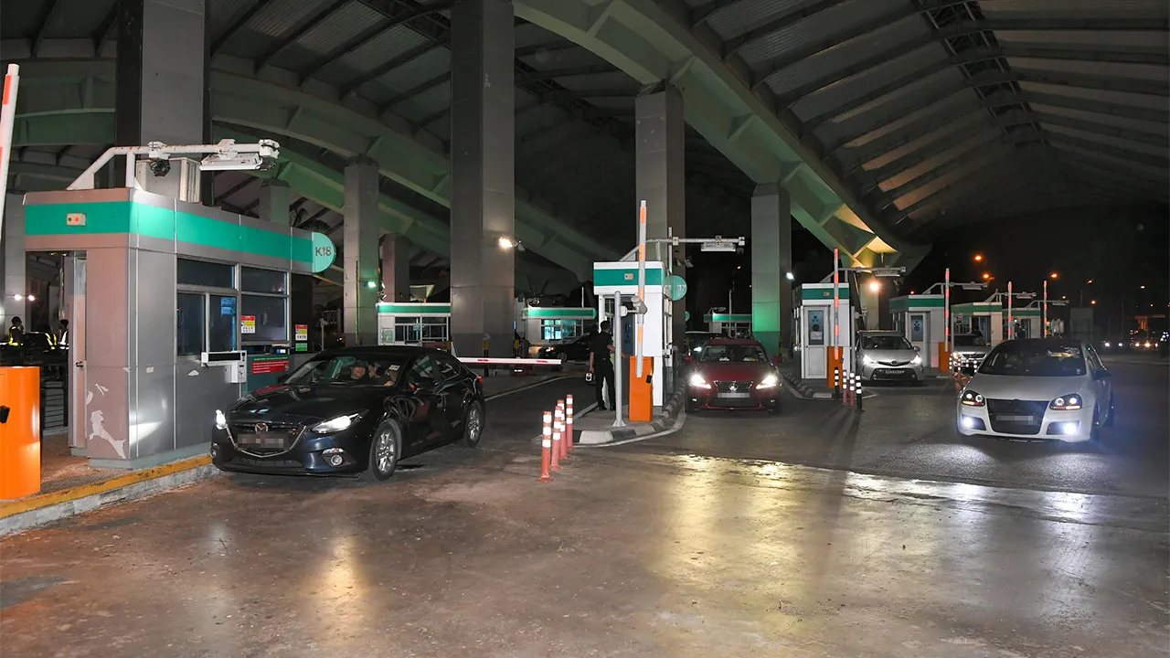 ISKANDAR PUTERI, 1 April -- Kenderaan rakyat Singapura menunggu di Kompleks Imigresen, Kastam dan Kuarantin Kompleks Sultan Abu Bakar, untuk pulang ke kampung halaman selepas sempadan dibuka tepat jam 12 tengah malam hari ini. --fotoBERNAMA (2022) HAK CIPTA TERPELIHARA