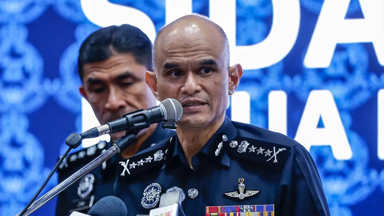 SHAH ALAM, 27 Ogos -- Ketua Polis Selangor Datuk Shazeli Kahar bercakap pada sidang media mengenai kejayaan Jabatan Siasatan Jenayah Komersil (JSJK) Selangor menumpaskan sindiket yang menjalankan kegiatan penipuan menerusi premis ‘call centre’ di Menara 1, Ibu Pejabat Polis Kontinjen Selangor, hari ini._BERNAMA