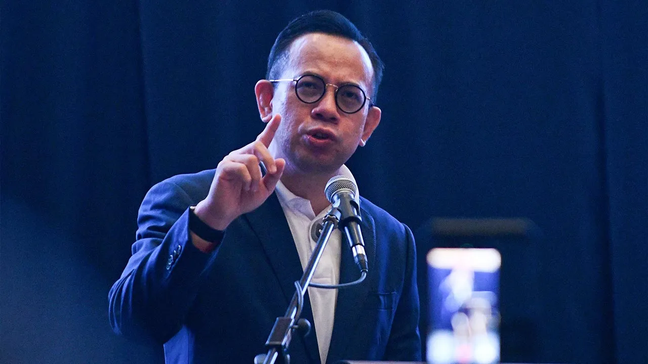 BUTTERWORTH, 15 Ogos -- Menteri Pembangunan Usahawan dan Koperasi Steven Sim Chee Keong berucap pada Konvensyen Agenda Pembangunan Ekonomi Muslim (APEM) 3.0 hari ini.  Konvensyen sehari itu dianjurkan Liga Muslim Pulau Pinang.  --fotoBERNAMA (2026) HAK CIPTA TERPELIHARA
