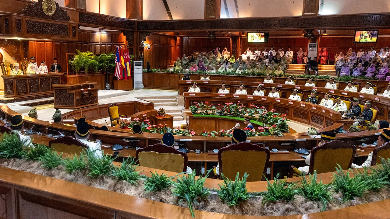 KOTA BHARU, 21 April -- Sultan Kelantan Sultan Muhammad V berkenan bertitah ketika mencemar duli berangkat hadir pada Istiadat Pembukaan Penggal Ketiga Persidangan Dewan Undangan Negeri (DUN) Kelantan ke-15 di Kompleks Kota Darul Naim hari ini.  Turut berangkat Sultanah Kelantan Sultanah Nur Diana Petra Abdullah.  -- fotoBERNAMA (2025) HAK CIPTA TERPELIHARA