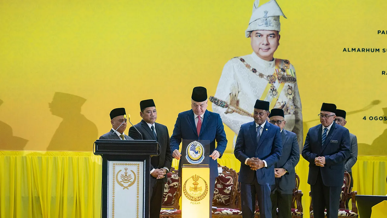 LUMUT, 4 Ogos -- Sultan Perak Sultan Nazrin Shah berkenan menyempurnakan perasmian Dewan Merdeka Majlis Perbandaran Manjung hari ini.  Turut hadir Menteri Pendidikan Tinggi Datuk Seri Dr Zambry Abd Kadir dan Menteri Besar Perak Datuk Seri Saarani Mohamad.