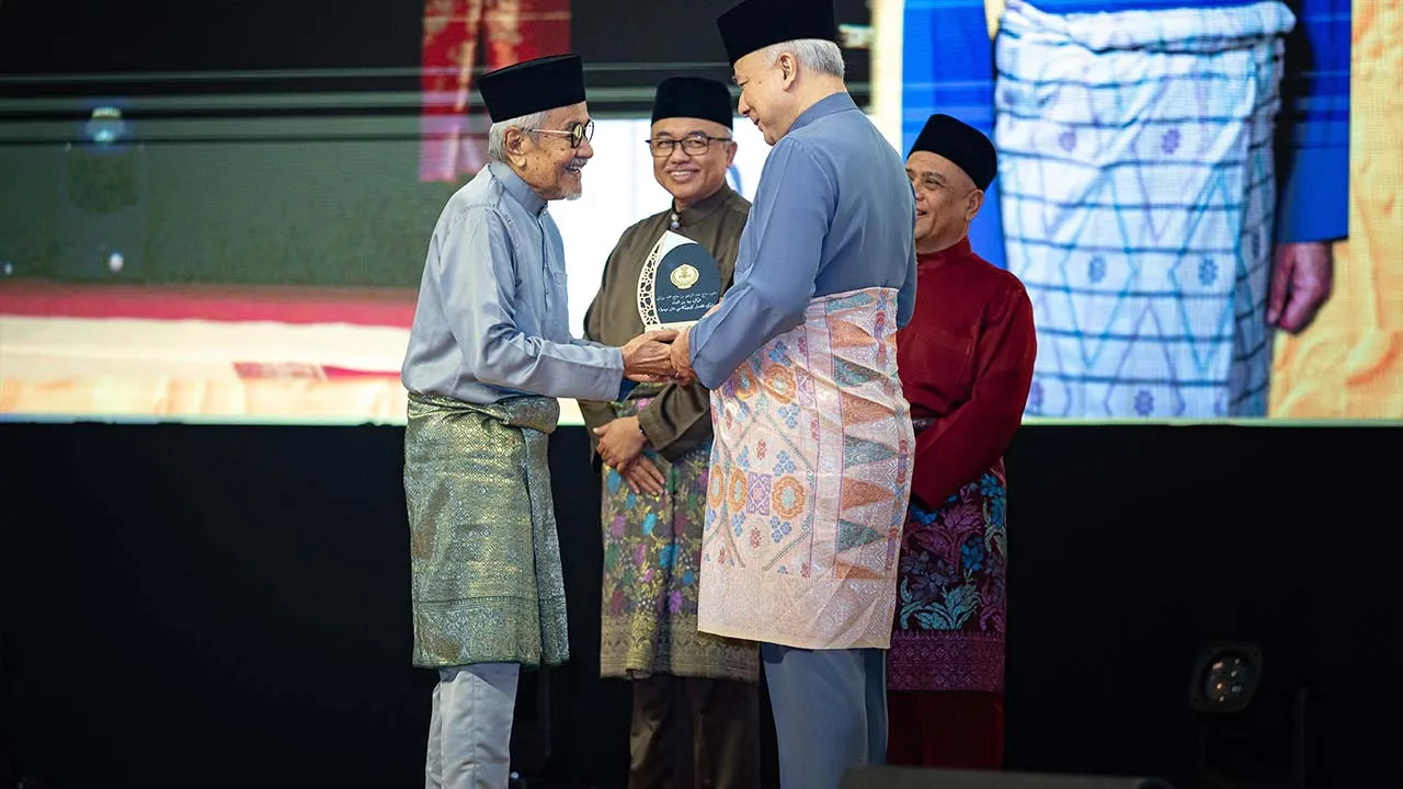 IPOH, 25 Ogos -- Sultan Perak Sultan Nazrin Shah berkenan menyampaikan Anugerah Tokoh Pengamal Media kepada bekas pengulas sukan dan pelakon veteran Datuk Abdul Rahim Mohd Razali pada Sambutan Maulidur Rasul 1448H/2026M Peringkat Negeri Perak hari ini.  -- fotoBERNAMA (2026) HAK CIPTA TERPELIHARA