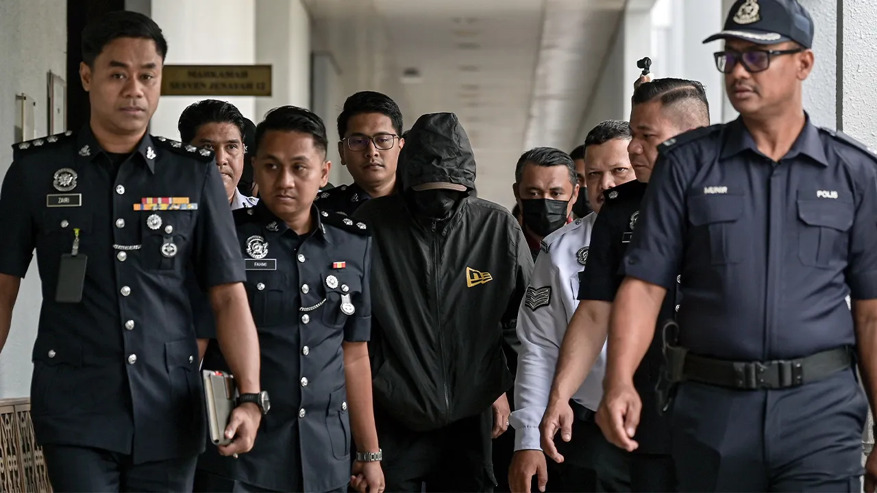 KUALA LUMPUR, 20 Ogos -- Pemandu lori Black Maria milik Jabatan Imigresen (JIM) Mohd Akbar Zainol, 43, (tengah) dihadapkan ke Mahkamah Majistret di sini hari ini atas lima pertuduhan termasuk memandu secara berbahaya sehingga menyebabkan kematian tiga beranak di Jalan Sultan Ismail, awal pagi semalam.  Mohd Akbar mengaku tidak bersalah terhadap semua pertuduhan itu di hadapan Majistret Aliaa Anwar.  --fotoBERNAMA (2026) HAK CIPTA TERPELIHARA