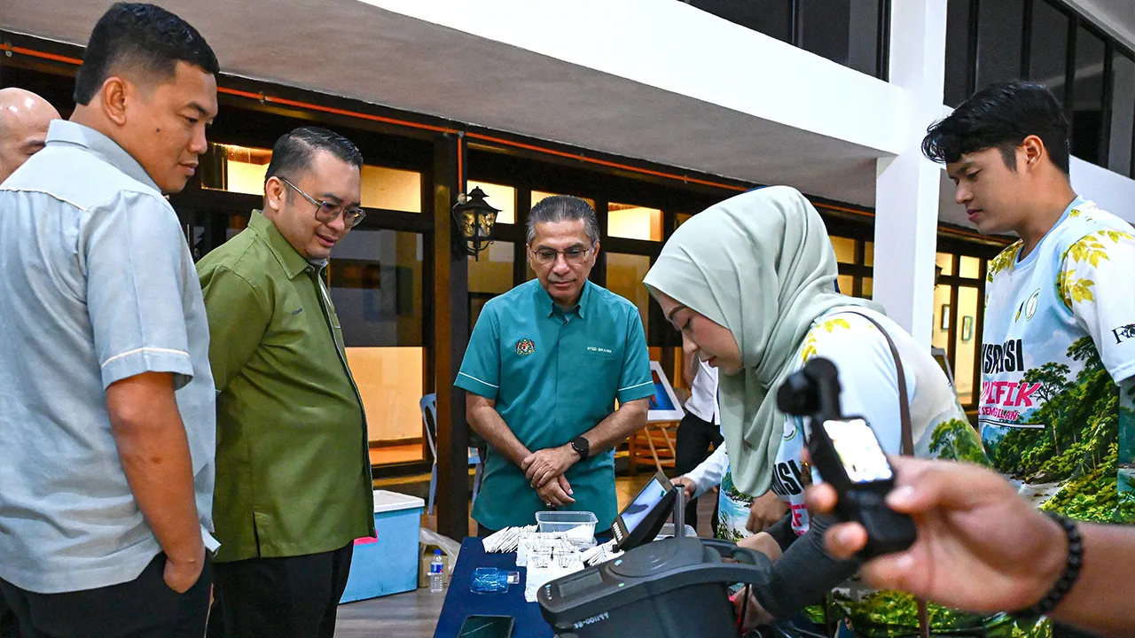 PORT DICKSON, 14 Ogos -- Timbalan Menteri Sumber Asli dan Kelestarian Alam Syed Ibrahim Syed Noh (tengah) melihat spesis serangga yang dipamerkan sempena majlis penutup Ekspedisi Saintifik Kepelbagaian Biologi Hutan Simpan Pasir Panjang di PD Forest Sungai Menyala, hari ini.  --fotoBERNAMA (2026) HAK CIPTA TERPELIHARA