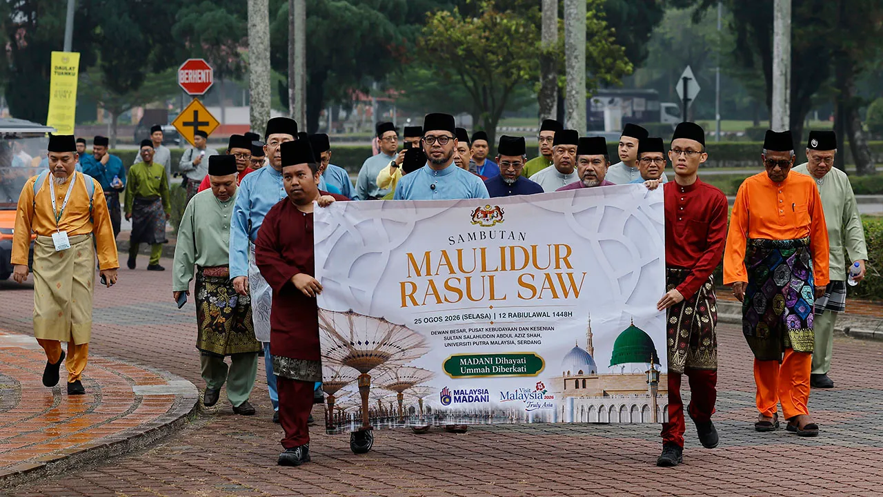 SERDANG, 25 Ogos -- Menteri di Jabatan Perdana Menteri (Hal Ehwal Agama) Dr. Zulkifli Hasan turut berarak sempena Sambutan Maulidur Rasul Peringkat Kebangsaan Tahun 1448H/2026M di Universiti Putra Malaysia (UPM) hari ini._BERNAMA
