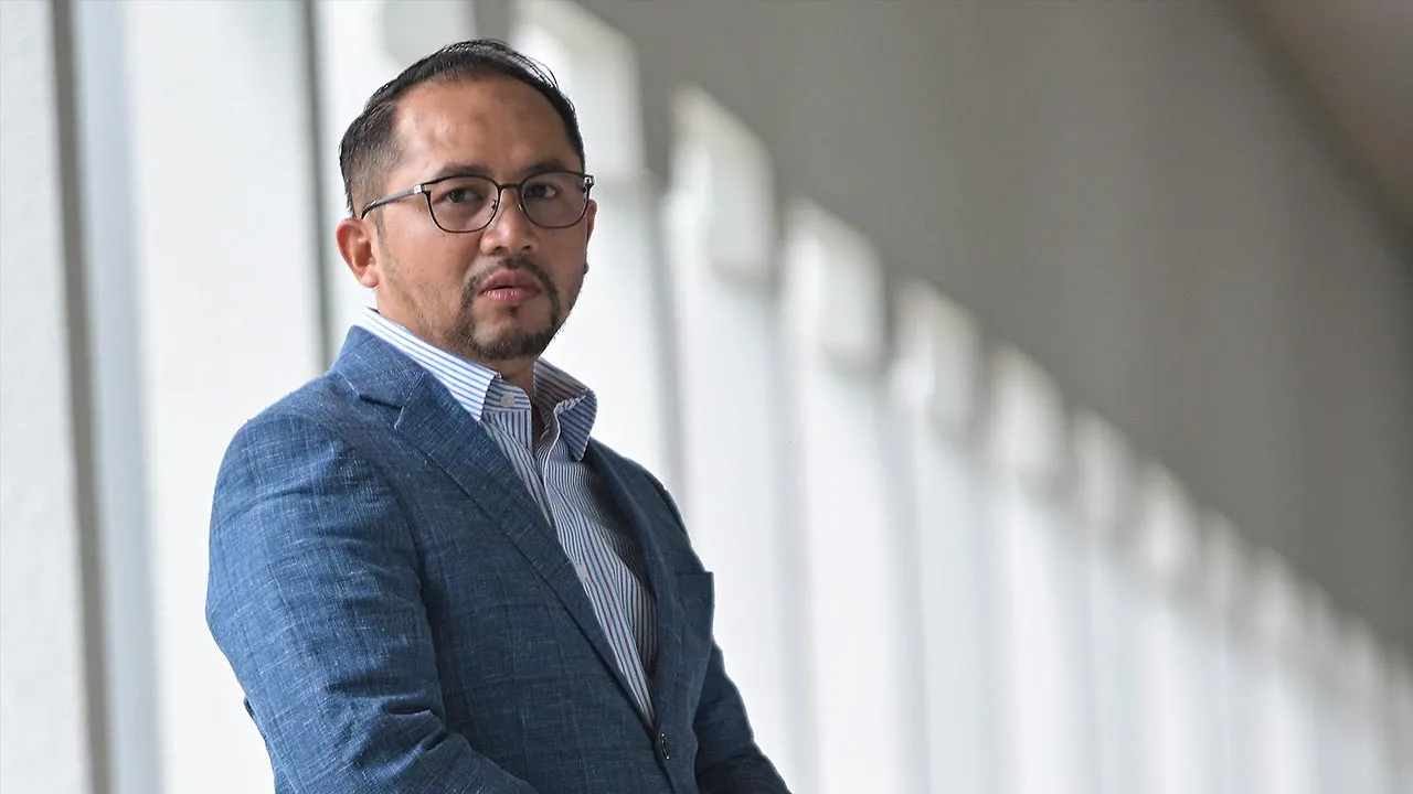 KUALA LUMPUR, 12 Jan -- Bekas Setiausaha Politik kepada Menteri Dalam Negeri, Sayed Amir Muzzakkir Al Sayed Mohamad hadir ke Mahkamah Sesyen bagi menyambung bicara kes tiga pertuduhan rasuah membabitkan jumlah keseluruhan RM350,000, hari ini.  Saksi pendakwaan kelapan, Ketua Pegawai Operasi Nexuscorpgroup Sdn Bhd, Azman Kamaruddin, memberi keterangan bahawa Pengarah Urusan syarikat, Wan Azhar Mohamed Yusof, memberitahu beliau bahawa Sayed Amir Muzzakkir meminta bayaran ‘portion’ lima peratus daripada projek