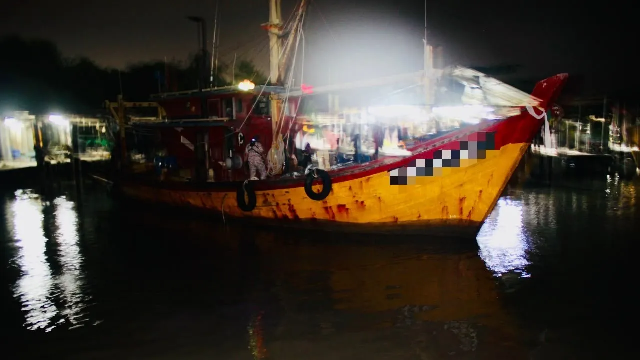 Agensi Penguatkuasaan Maritim Malaysia (Maritim Malaysia) menerusi Ibu Pejabat Maritim Zon Kuala Kedah (IPMZ Kuala Kedah) menahan sebuah bot pukat tunda yang disyaki melanggar syarat sah lesen di perairan muara Sungai Kedah, awal pagi Jumaat._MARITIM ZON KUALA KEDAH