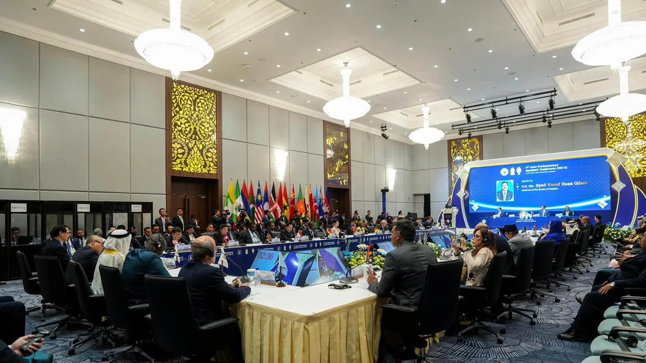Hari ini, saya telah menyampaikan ucapan pada Sesi Perbahasan Umum Persidangan Speaker-Speaker Antara Parlimen Kedua (ISC-2) di Phnom Penh, Kemboja. Dalam ucapan tersebut, saya menegaskan bahawa Parlimen tidak seharusnya sekadar menjadi pemerhati terhadap cabaran yang berlaku di peringkat serantau dan global. Sebagai institusi yang mewakili suara rakyat, kita mempunyai tanggungjawab untuk terus membuka ruang dialog, membina persefahaman dan memastikan setiap keputusan yang dibuat akhirnya membawa manfaat ke