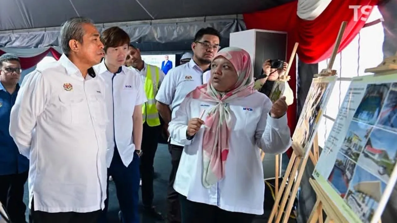 Pagi ini saya turun ke tapak projek terbengkalai 11 tahun di Sekolah Sukan Malaysia Perlis (SSMP), Bukit Chabang, Perlis bagi melihat sendiri kemajuan semasa projek ini. Saya menegaskan bahawa projek ini tidak boleh lagi terbengkalai buat kali keempat dan sasaran menyiapkan projek Fasa 1 ini pada Januari 2027 mesti dicapai seperti yang dirancang. -- FB Shamsul Azri bin Abu Bakar