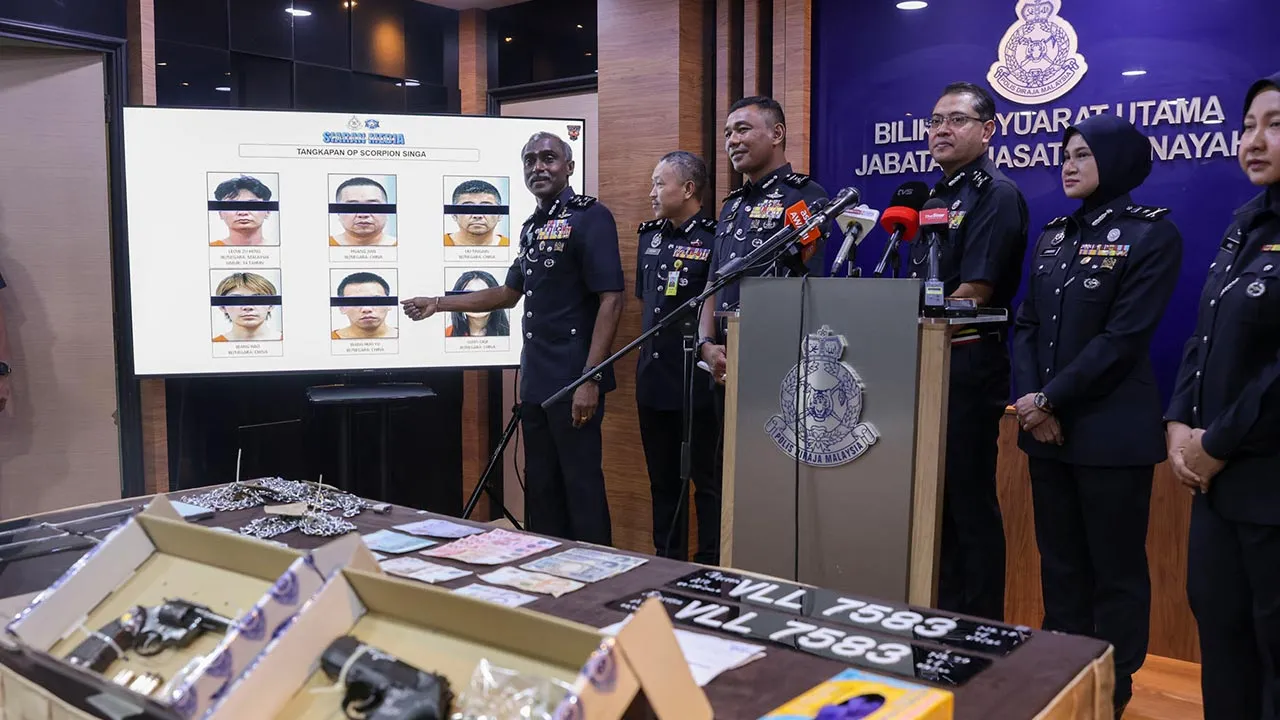 Kuala Lumpur , 10 Ogos 2026. Pengarah Jabatan Siasatan Jenayah Bukit Aman Datuk M Kumar menunjukkan barang rampasan berikutan sidang media di Menara 2 Bukit Aman Ibu Pejabat Polis DiRaja Malaysia.Astro AWANI / SHAHIR OMAR