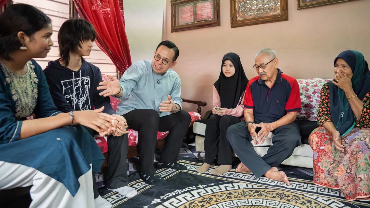 Masa Gabriel dengan Sandira tolong Nabila tu, depa tak bagitau pun yang depa sebenarnya anak angkat saya. Hari ni baru saya perkenai kat Pakcik Razak dengan Makcik Siah, yang sungguh-sungguh nak bantu Nabila sambung belajar tu rupa-rupanya anak angkat saya. Sandira jadi anak angkat saya sejak tingkatan 4, la ni dah masuk semester 3 di UUM. Gabriel pulak dah ada kerjaya sendiri._FB Steven Sim Chee Keong