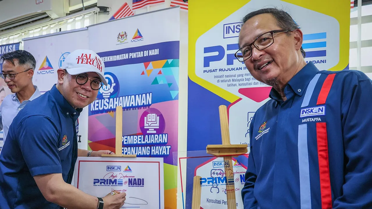BUKIT MERTAJAM, 22 Ogos -- Menteri Pembangunan Usahawan dan Koperasi Steven Sim (kiri) menandatangani plak pelancaran Pusat Rujukan Inklusif Usahawan MADANI (PRIME) 2026 dan Buku Aspirasi Membangun Usahawan MADANI 20 Tahun Institut Keusahawanan Negara Berhad (INSKEN) di Pusat Sebaran Maklumat Nasional (NADI) Machang Bubok hari ini.  Turut hadir Pengerusi Lembaga Pemegang Amanah Institut Keusahawanan Negara (INSKEN) Datuk Seri Mustapa Kamil Ayub (kanan).  --fotoBERNAMA (2026) HAK CIPTA TERPELIHARA