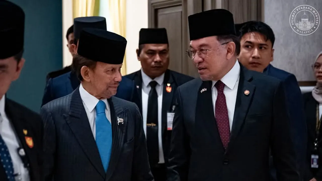 Menerima panggilan telefon daripada KDYMM Paduka Seri Baginda Sultan Haji Hassanal Bolkiah Mu’izzaddin Waddaulah ibni Al-Marhum Sultan Haji Omar ‘Ali Saifuddien Sa’adul Khairi Waddien, Sultan dan Yang Di-Pertuan Negara Brunei Darussalam.