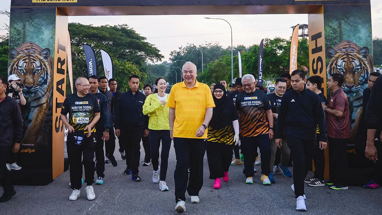 PUTRAJAYA, 2 Ogos -- Sultan Perak Sultan Nazrin Shah dan Raja Permaisuri Perak Tuanku Zara Salim berkenan menyertai "Run For Tigers: The Long Run" di Taman Wetland hari ini.  Baginda yang juga penaung WWF Malaysia berkenan melepaskan peserta bagi acara larian 10 kilometer (km) dan 5 km sebelum berjalan santai serta melawat reruai konservasi dan kawasan aktiviti di padang berkenaan.  --fotoBERNAMA (2026) HAK CIPTA TERPELIHARA