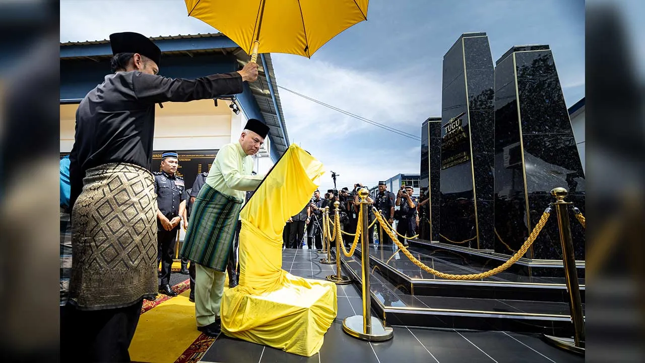 IPOH, 7 Ogos -- Sultan Perak Sultan Nazrin Shah berkenan menandatangani plak perasmian sempena Majlis Perasmian Tugu Satria Perkasa Briged Utara Pasukan Gerakan Am (PGA) di PGA Ulu Kinta, hari ini.  --fotoBERNAMA (2026) HAK CIPTA TERPELIHARA    IPOH, Aug 7 -- Sultan of Perak Sultan Nazrin Shah signs the commemorative plaque during the inauguration ceremony of the Northern Brigade General Operations Force (GOF) Satria Perkasa Monument at PGA Ulu Kinta today.  --fotoBERNAMA (2026) COPYRIGHT RESERVED