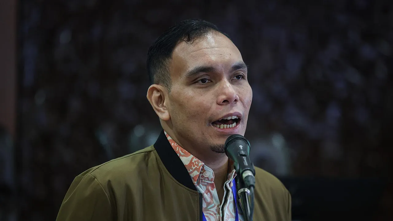 KUALA LUMPUR, 26 Jun -- Pengerusi Kumpulan Rentas Parti Parlimen Malaysia-Keharmonian Kaum dan Agama (KRPPM-KKA) yang juga Ahli Parlimen Bangi, Syahredzan Johan berucap pada Program Simposium Harmoni di Bangunan Parlimen hari ini.  --fotoBERNAMA (2026) HAK CIPTA TERPELIHARA