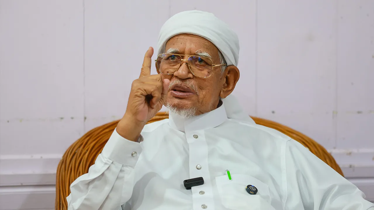 MARANG, 22 Mei -- Presiden PAS, Tan Sri Abdul Hadi Awang pada sidang media selepas menyampaikan kuliah dhuha di Masjid Rusila, hari ini.  Abdul Hadi berkata PAS sedang menilai semula hubungan dan kerjasama dengan Bersatu serta tidak menolak kemungkinan akan bergerak tanpa parti itu menjelang Pilihan Raya Umum ke-16 (PRU16) sekiranya gagal mencapai kata sepakat.  Beliau berkata semua aspek melibatkan hubungan antara kedua-dua parti dalam Perikatan Nasional (PN) akan dikaji secara menyeluruh dan setiap keputu