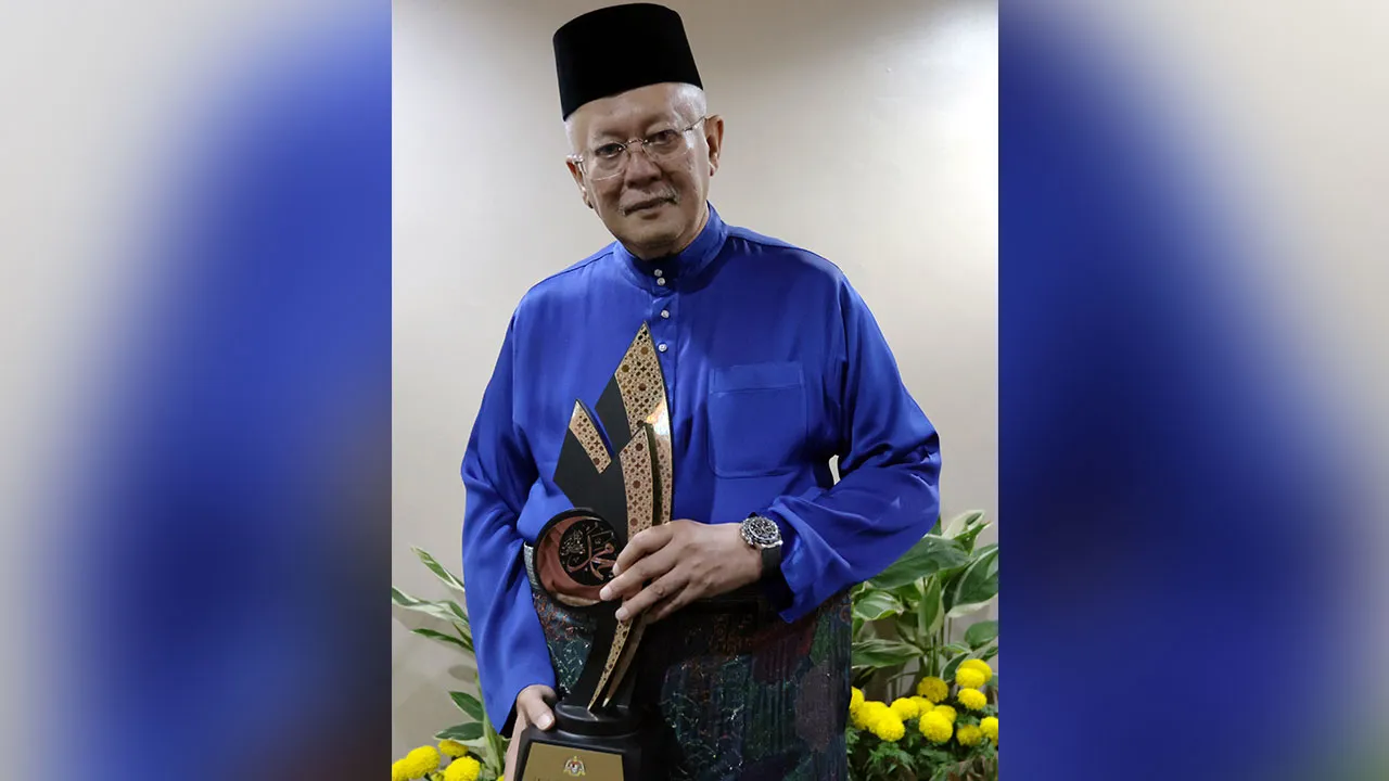 SERDANG, 25 Ogos -- Pengerusi dan pengasas The Weststar Group Tan Sri Dr Syed Azman Syed Ibrahim bergambar selepas menerima Anugerah Tokoh Perdana Maulidur Rasul sempena Sambutan Maulidur Rasul Peringkat Kebangsaan Tahun 1448H/2026M di Universiti Putra Malaysia (UPM) hari ini.  --fotoBERNAMA (2026) HAK CIPTA TERPELIHARA