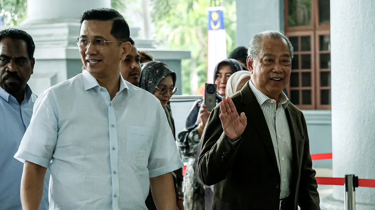 KUALA LUMPUR, 26 Ogos -- Bekas Perdana Menteri Tan Sri Muhyiddin Yassin hadir di Mahkamah Tinggi hari ini bagi perbicaraan tujuh pertuduhan menyalahgunakan kedudukan dan pengubahan wang haram.  Muhyiddin, 79, yang ketika kejadian merupakan Perdana Menteri dan Presiden Bersatu, berdepan empat pertuduhan menggunakan kedudukannya untuk memperoleh suapan berjumlah RM225.3 juta bagi parti itu daripada tiga syarikat iaitu Bukhary Equity Sdn Bhd, Nepturis Sdn Bhd dan Mamfor Sdn Bhd serta Datuk Azman Yusoff, berkai
