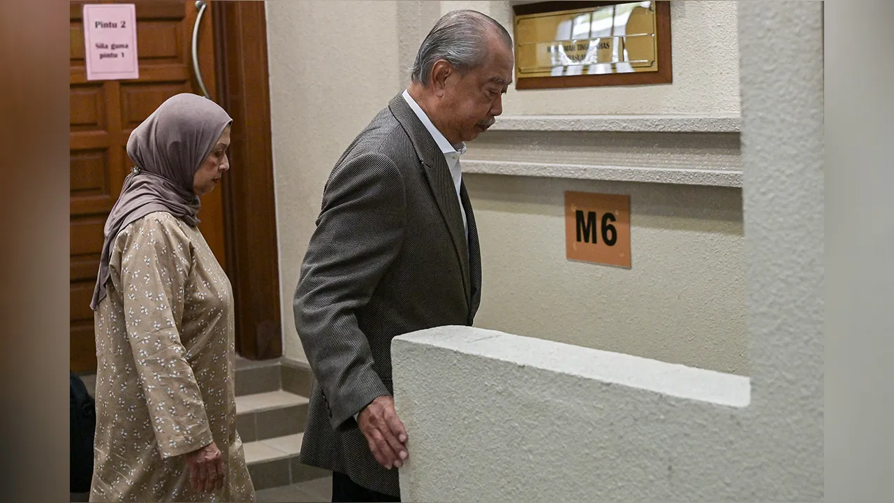 KUALA LUMPUR, 17 Ogos -- Bekas Perdana Menteri Tan Sri Muhyiddin Yassin (kanan) ditemani isterinya Puan Sri Noorainee Abdul Rahman hadir di Mahkamah Tinggi hari ini, bagi perbicaraan tujuh pertuduhan menyalahgunakan kedudukan dan pengubahan wang haram.  Muhyiddin, 79, yang ketika kejadian merupakan Perdana Menteri dan Presiden Bersatu, berdepan empat pertuduhan menggunakan kedudukannya untuk memperoleh suapan berjumlah RM225.3 juta bagi parti itu daripada tiga syarikat iaitu Bukhary Equity Sdn Bhd, Nepturis