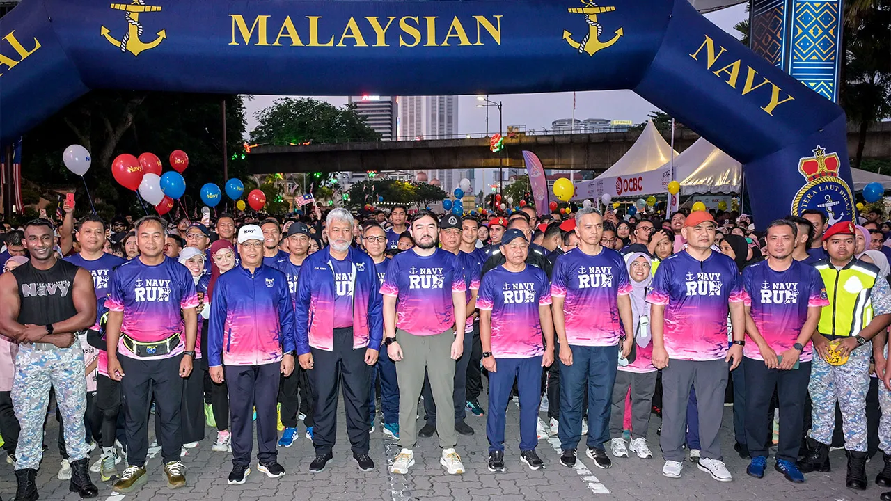 KUALA LUMPUR, 2 Ogos -- Raja Muda Selangor Tengku Amir Shah Sultan Sharafuddin Idris Shah (tengah) berkenan menyertai larian Navy Run 2026 di Dataran DBKL hari ini, yang turut disertai lebih 15,000 peserta._BERNAMA